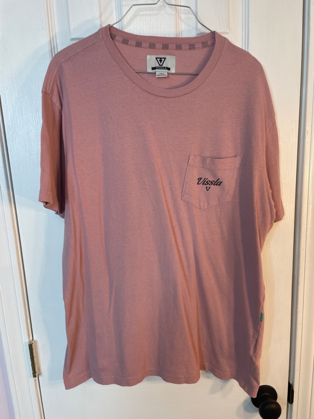 VISSLA Men's Short Sleeve Pocket Tee in Dusty Rose